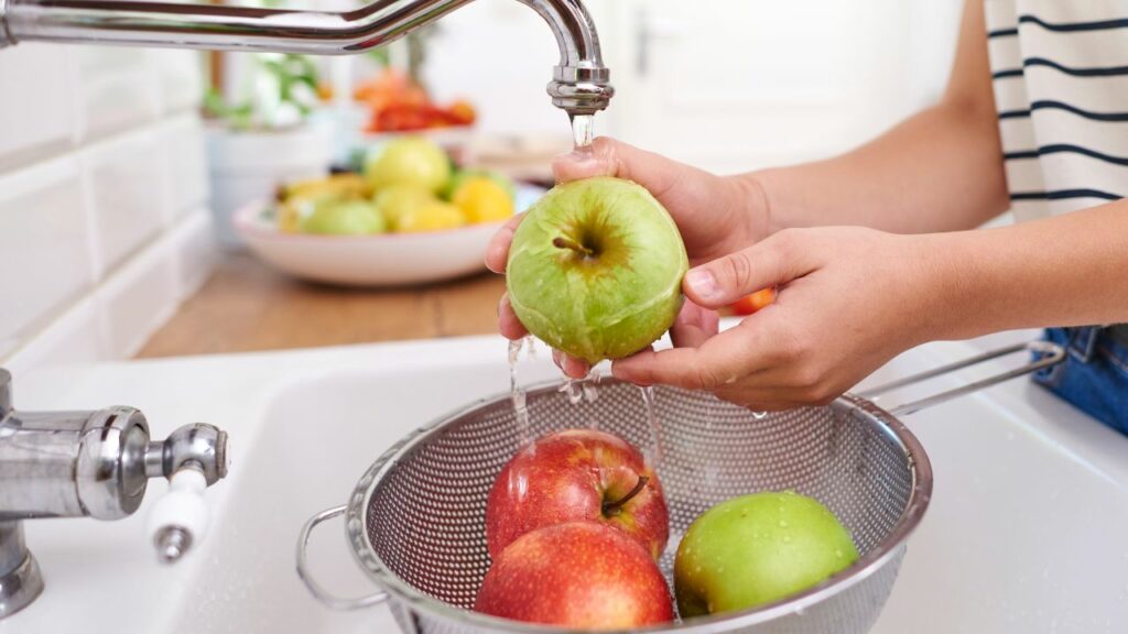 ¿Es bueno lavar las frutas con jabón?: esto dice la OMS