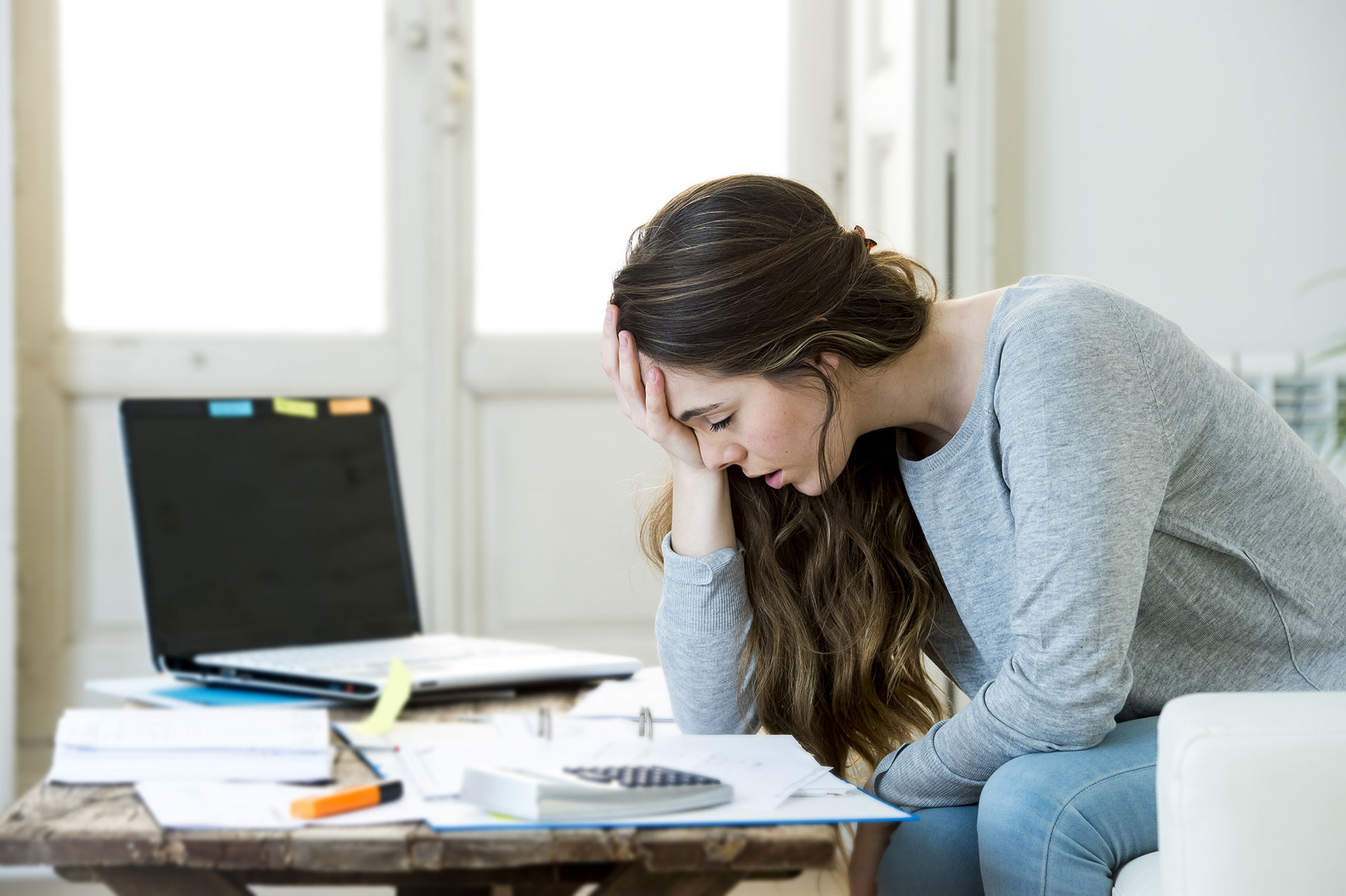 Así es el angustiante relato de una joven que, aún con tres trabajos, no le alcanza para vivir
