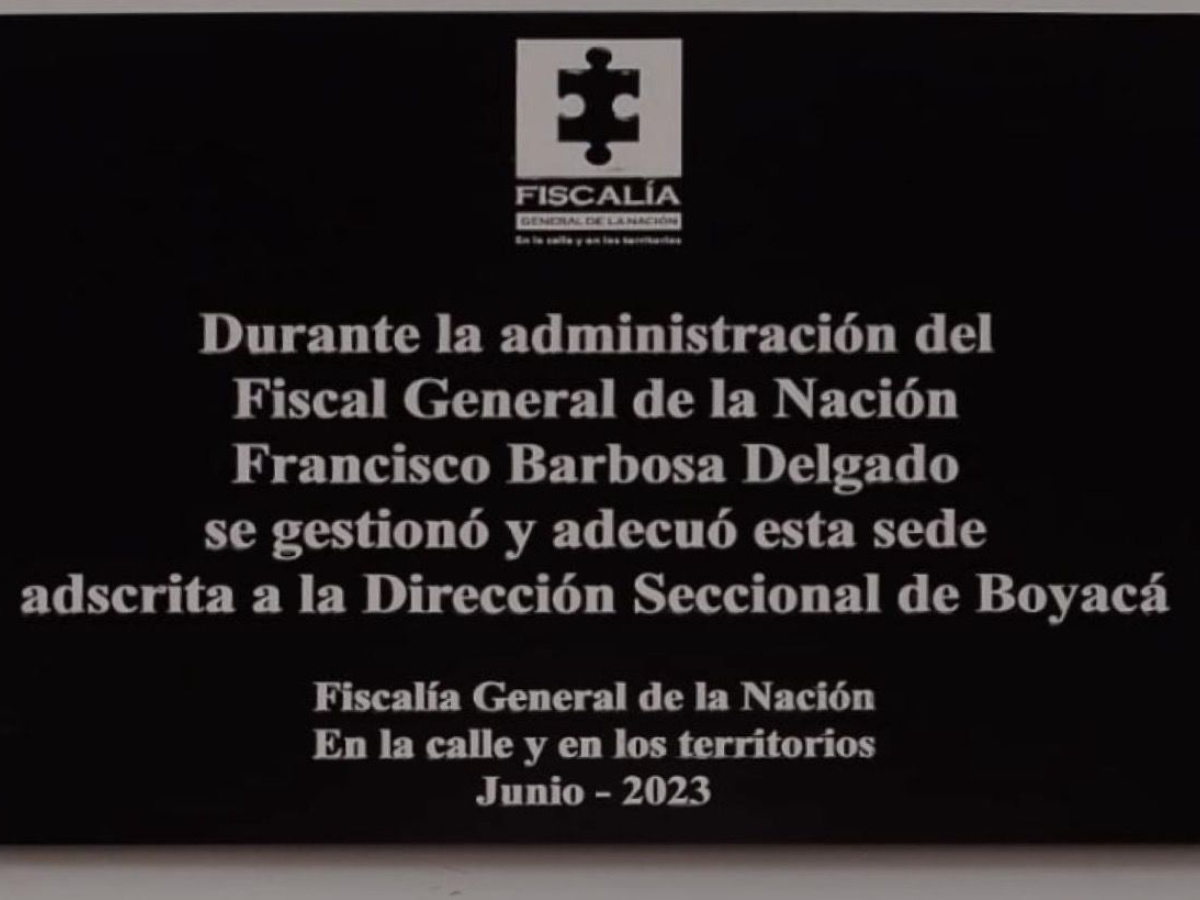 Pese a estar prohibidas, Barbosa instaló placas para resaltar su gestión en varias sedes de la Fiscalía