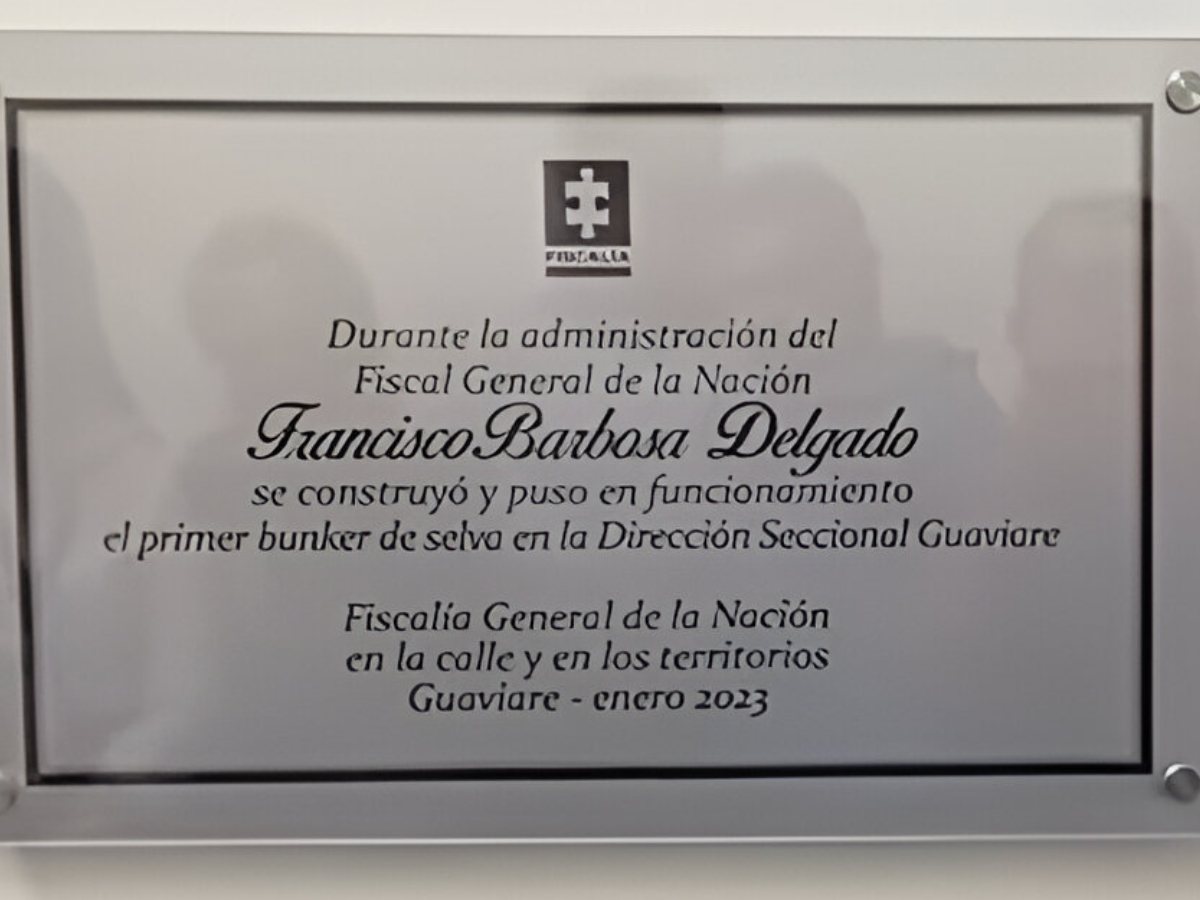 Pese a estar prohibidas, Barbosa instaló placas para resaltar su gestión en varias sedes de la Fiscalía