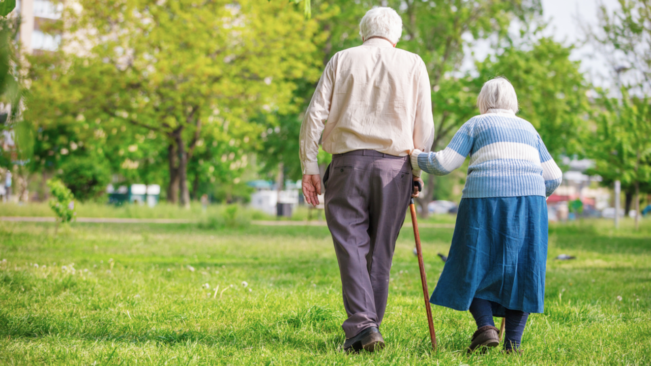 ¿Por qué se pierde estatura en la edad adulta? Esta es la razón científica