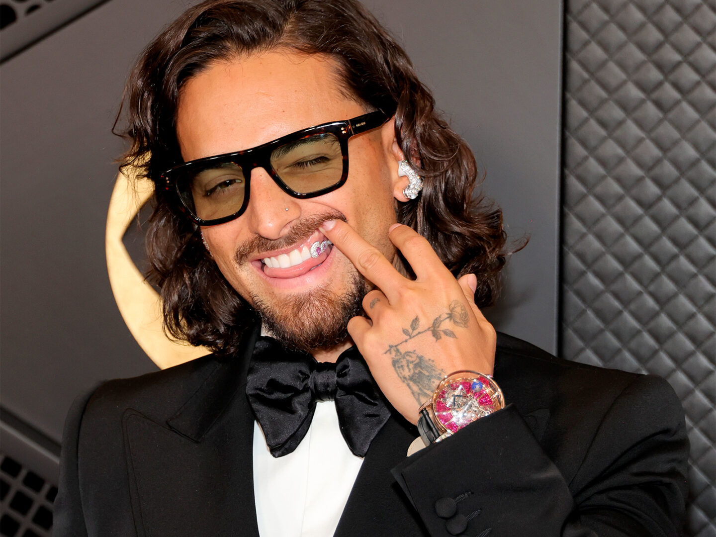 Esto cuesta el impresionante y lujoso reloj que usó Maluma en los Grammy: ¡es una cifra astronómica!