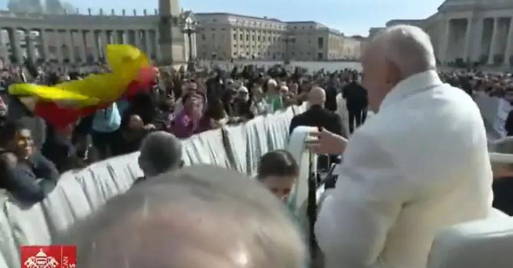 El Papa Francisco recibió la camiseta del Deportivo Pereira en el Vaticano