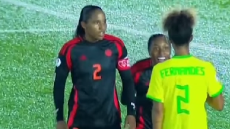 ¡Sin miedo! Jugadora de la Selección Colombia sub-20 se le plantó a una brasileña besando el escudo