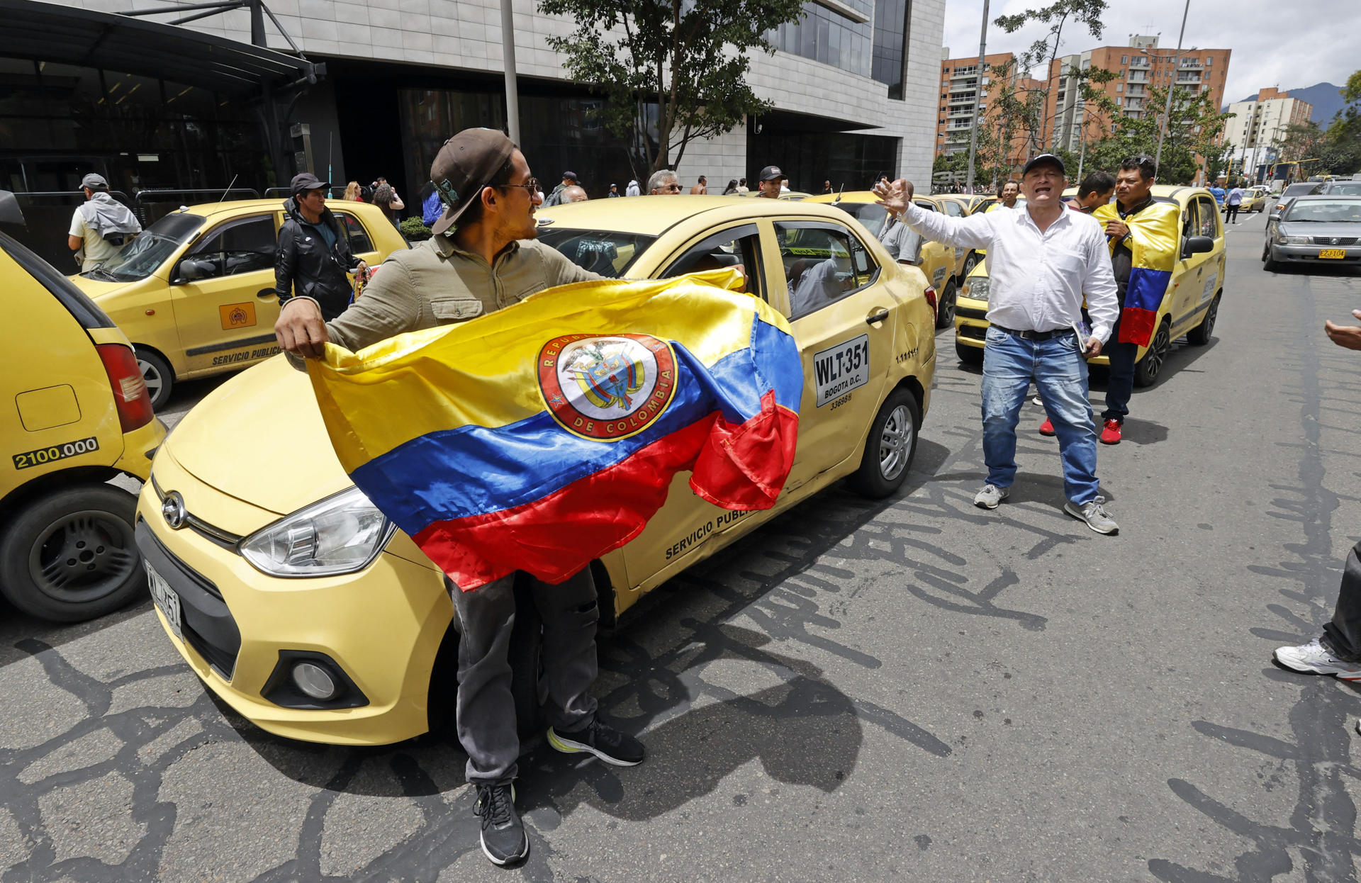 El paro de taxistas en Bogotá culminó sin contratiempos ni mayores alteraciones: hubo baja afluencia