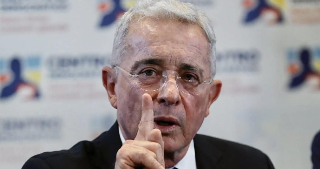 Sigue en pie: jueza niega solicitud de nulidad del proceso contra Álvaro Uribe y lo llama imputado