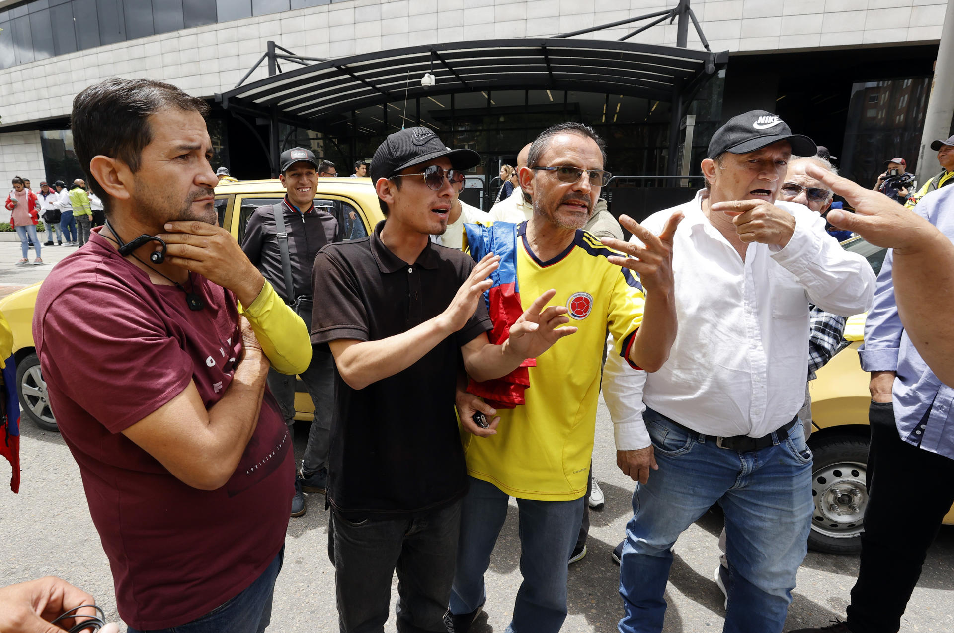 El paro de taxistas en Bogotá culminó sin contratiempos ni mayores alteraciones: hubo baja afluencia