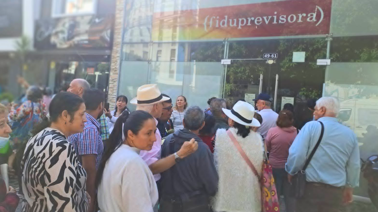 ¿Improvisación? Profesoras protestan por atención en salud tras cambio de modelo para docentes