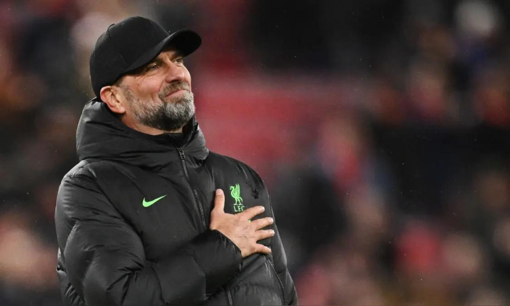¡Lágrimas y aplausos! Así fue la despedida del técnico de Luis Díaz en Liverpool tras nueve años