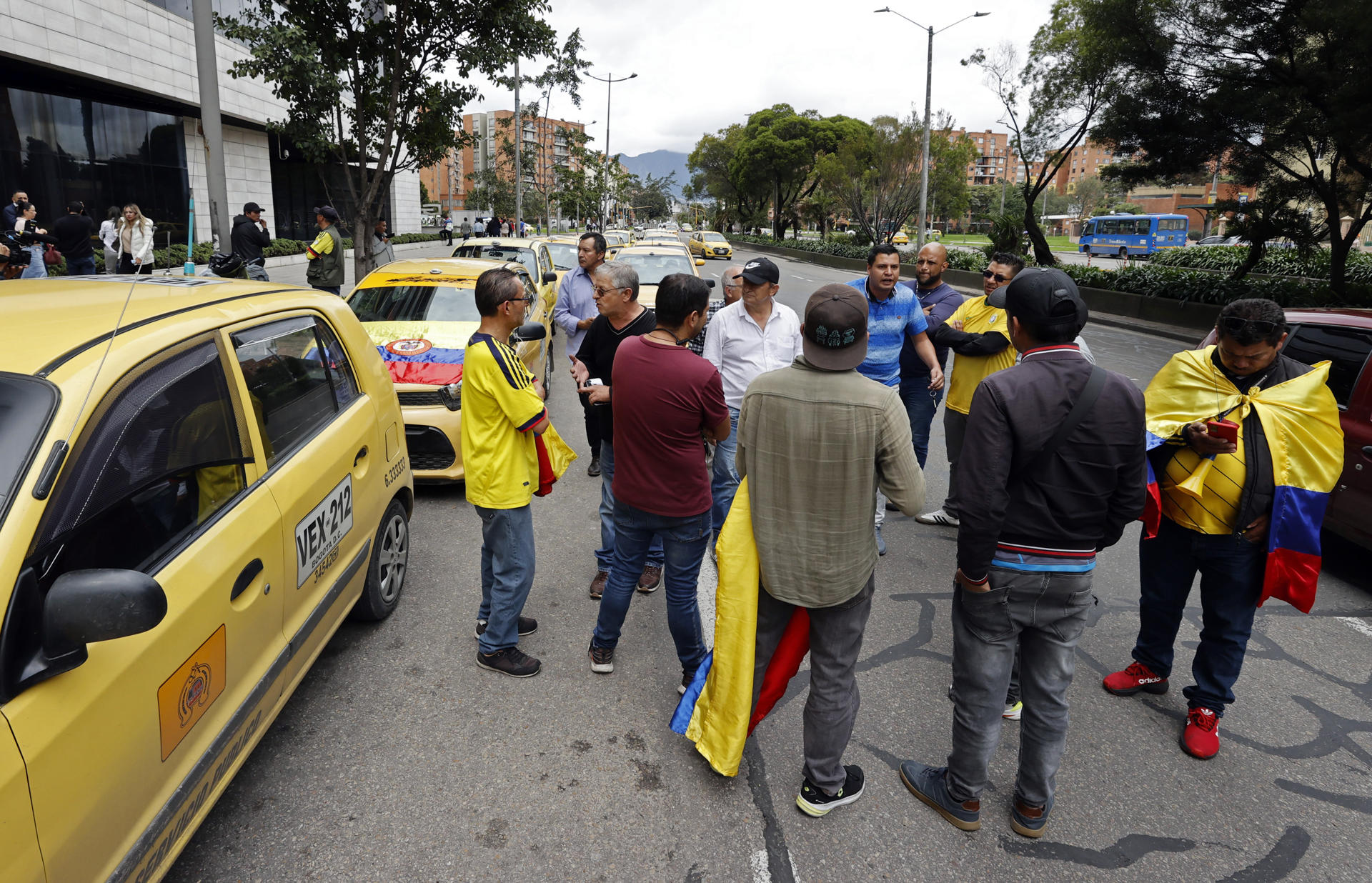 El paro de taxistas en Bogotá culminó sin contratiempos ni mayores alteraciones: hubo baja afluencia