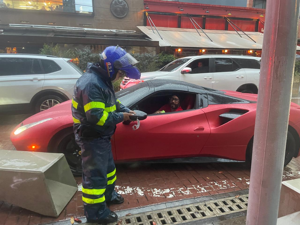 Multaron a dueño de Ferrari que tenía su carro mal parqueado en Bogotá