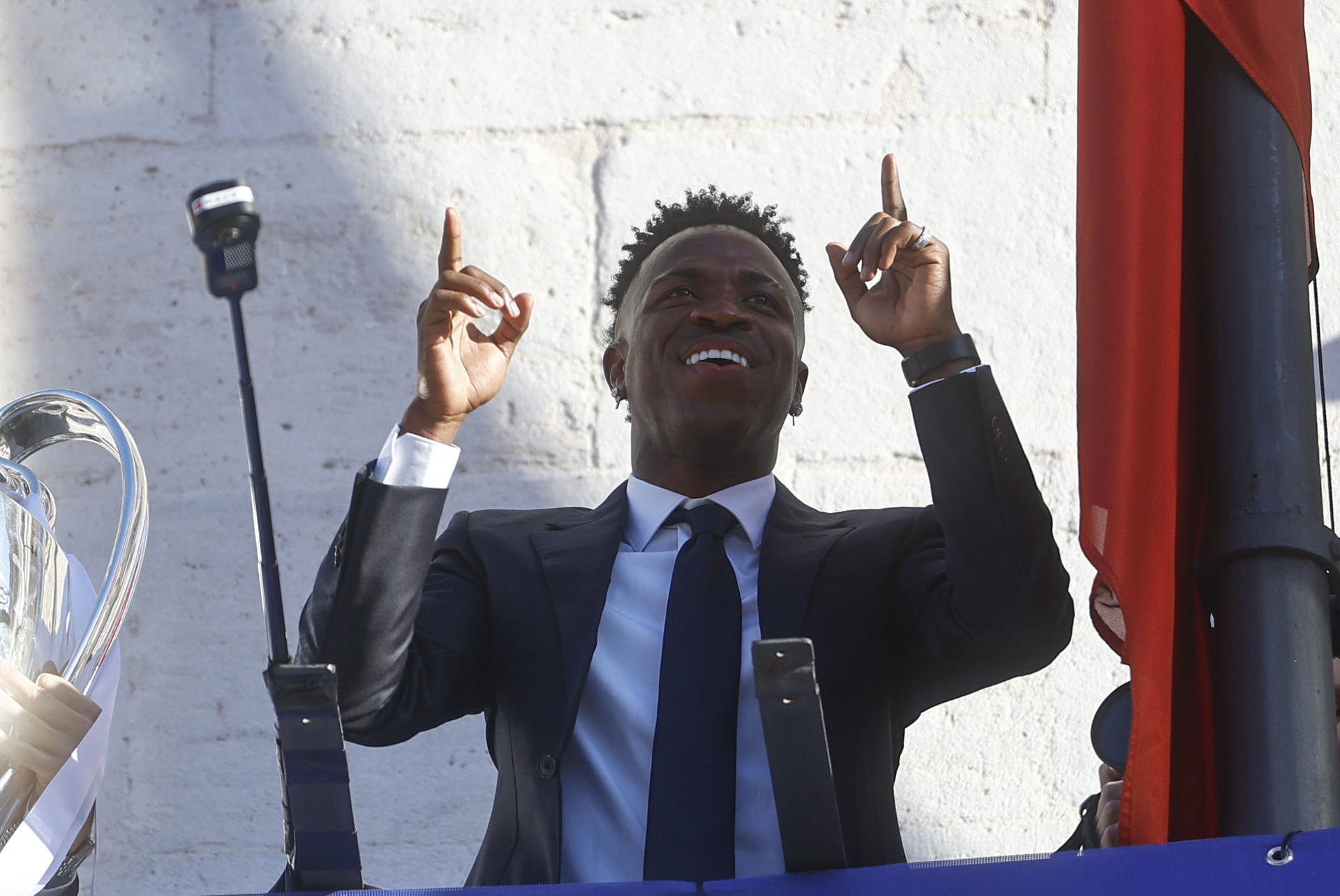 Tribunal español condenó a ocho meses de prisión a tres hinchas por insultos racistas a Vinícius Jr