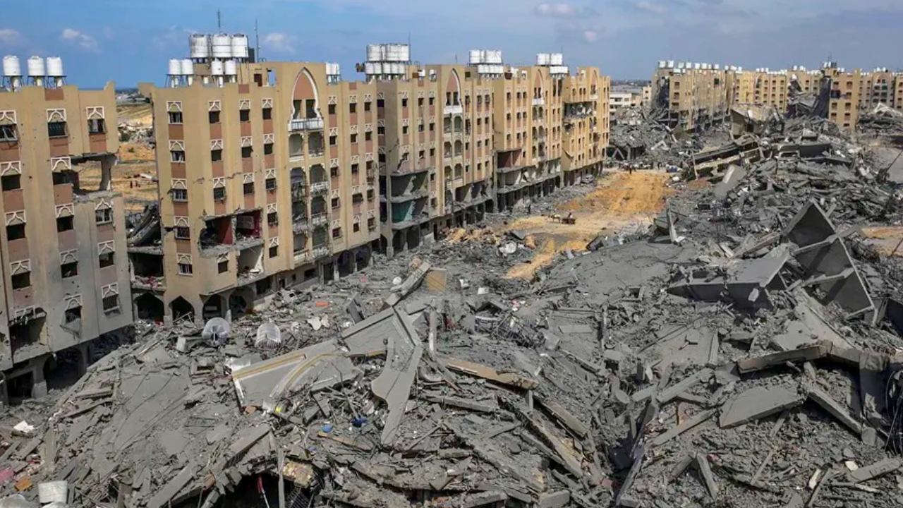 Mortífero ataque aéreo de Israel deja al menos 40 muertos en escuela de refugiados en Gaza