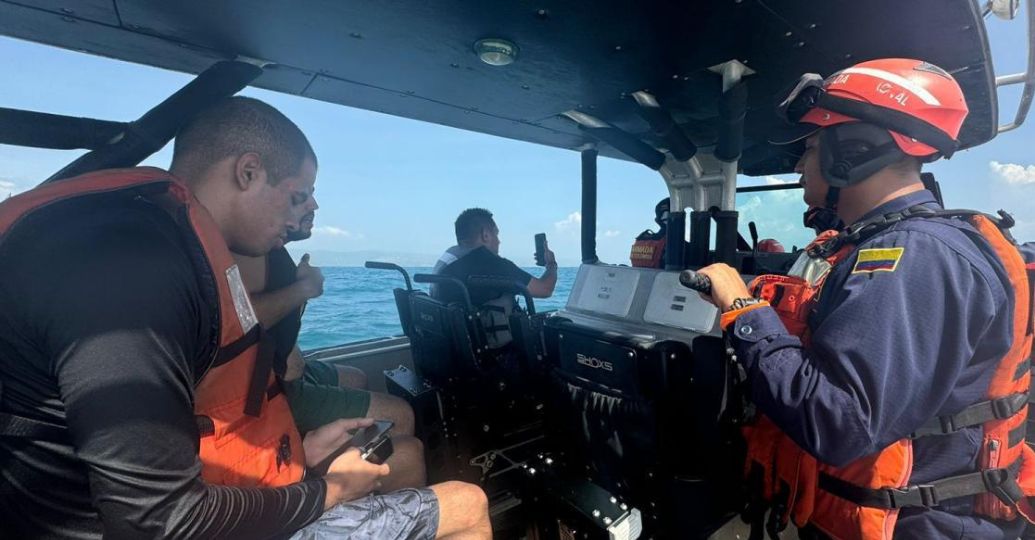 En video: Armada rescató a cuatro ciudadanos colombianos del naufragio en el Atlántico