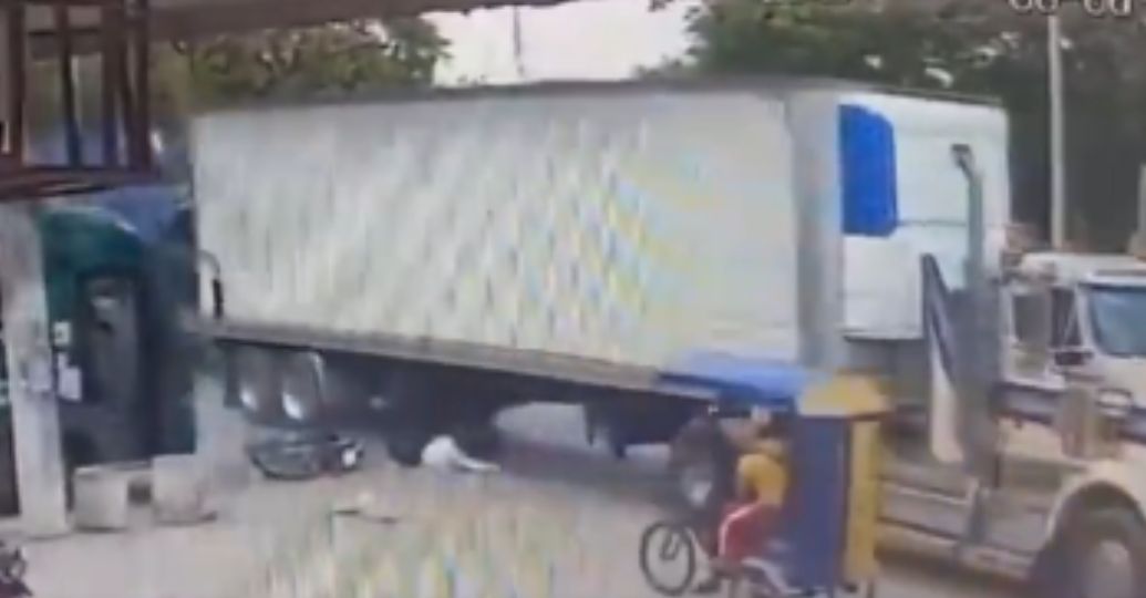 ¡Impactante! Motociclista cayó debajo de una tractomula y se salvó de morir