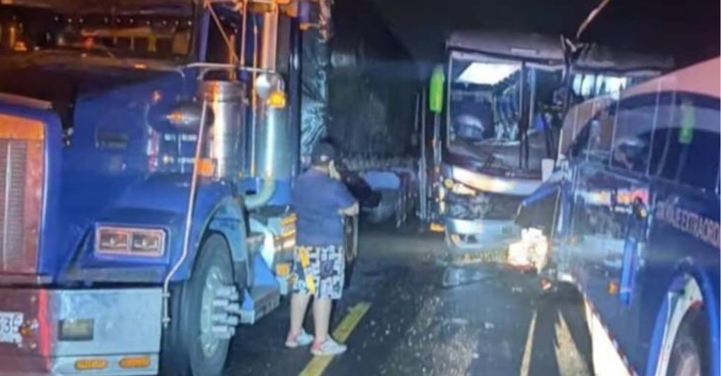 Fuerte accidente entre dos buses en una vía a Santander dejó 8 heridos