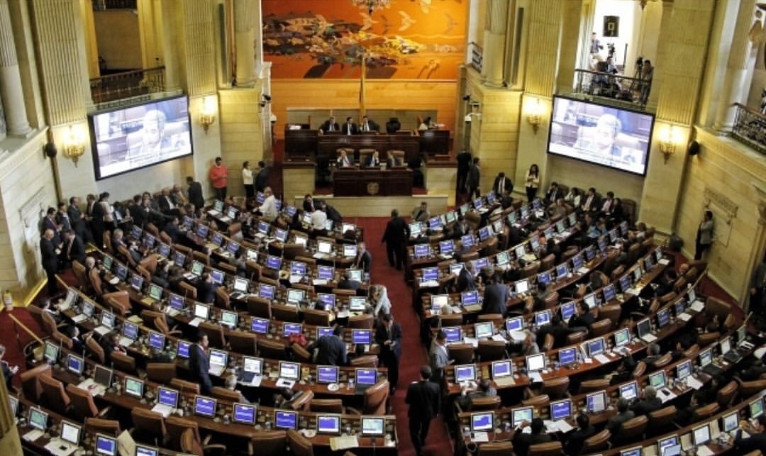 Vuelve y juega: Congreso hundió proyecto de ley que buscaba reducir el salario de los congresistas