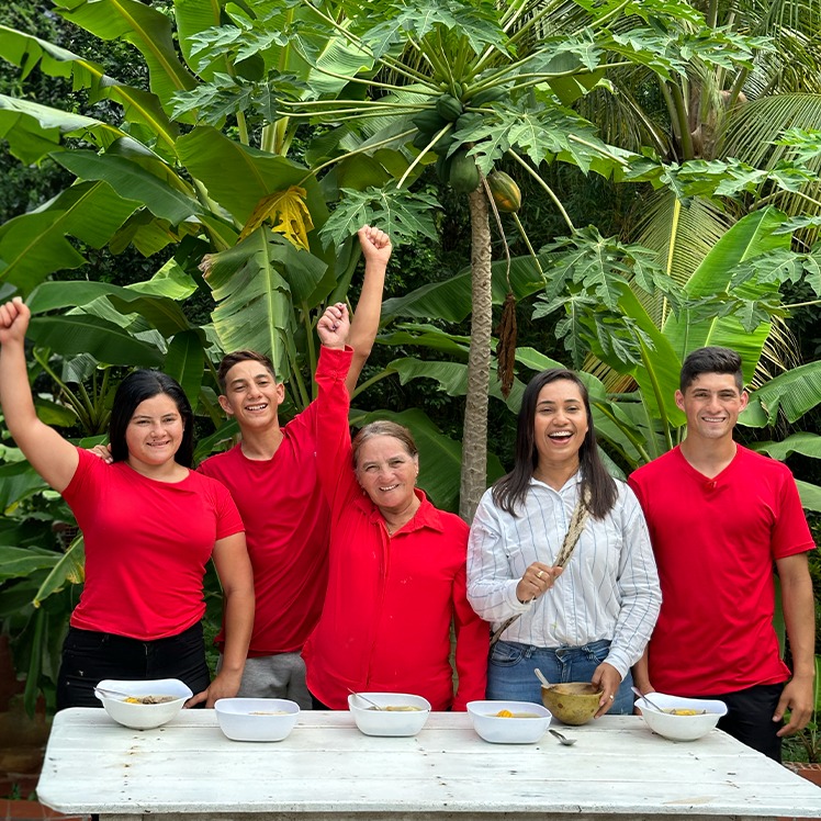 ¡Inesperado! 'Los Escachaítos’ aceptan reto de Alquería y cocinan sancocho usando estiércol