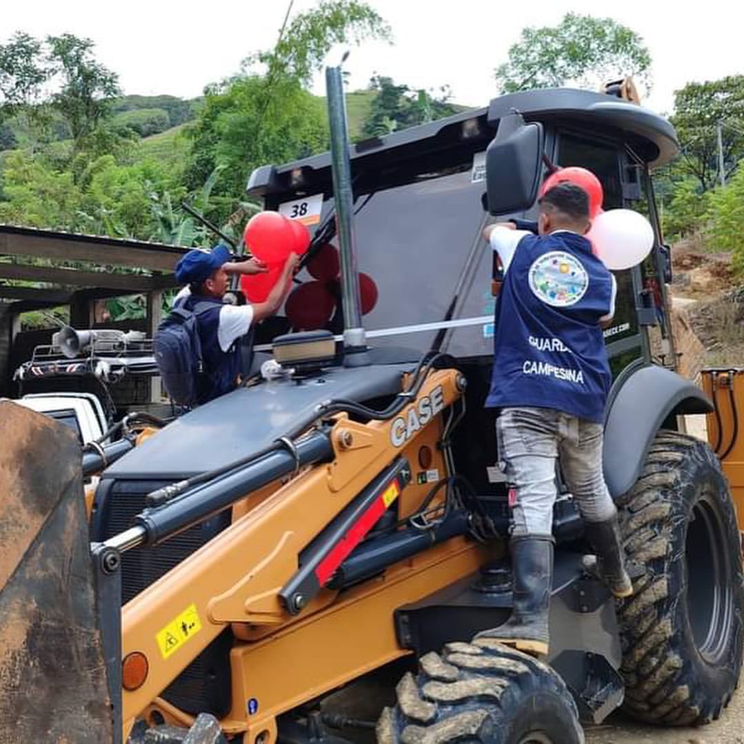 ¿República independiente? Disidencias inauguraron puente vehicular en Cauca y hasta cobran peaje