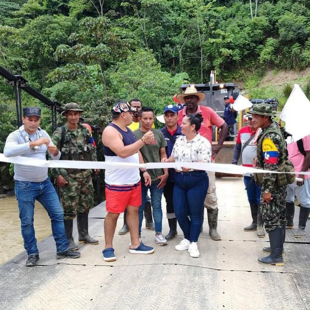 ¿República independiente? Disidencias inauguraron puente vehicular en Cauca y hasta cobran peaje