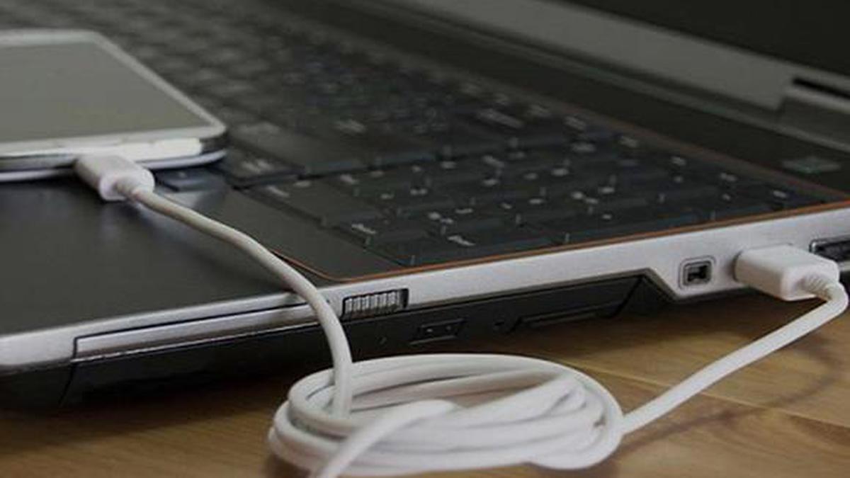¿Carga su celular vía USB con el computador? ¡Es mejor que deje de hacerlo! Le contamos las razones