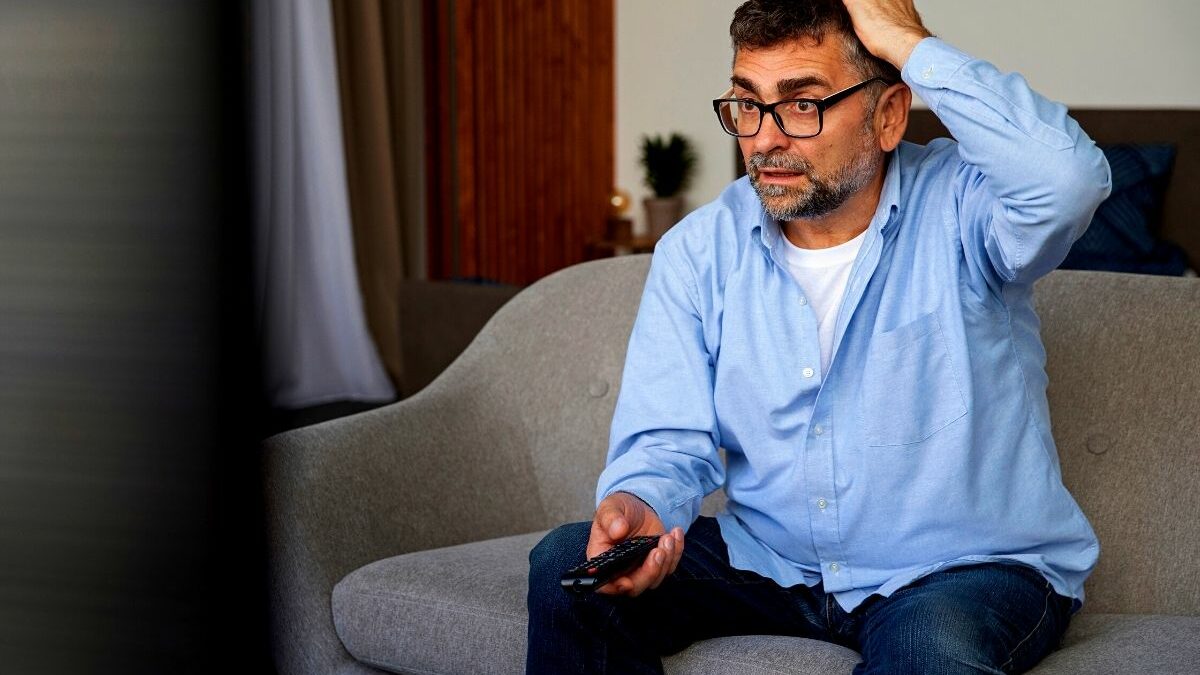 ¿Desconecta el televisor antes de apagarlo? Podría restarle años de vida útil: le explicamos porqué