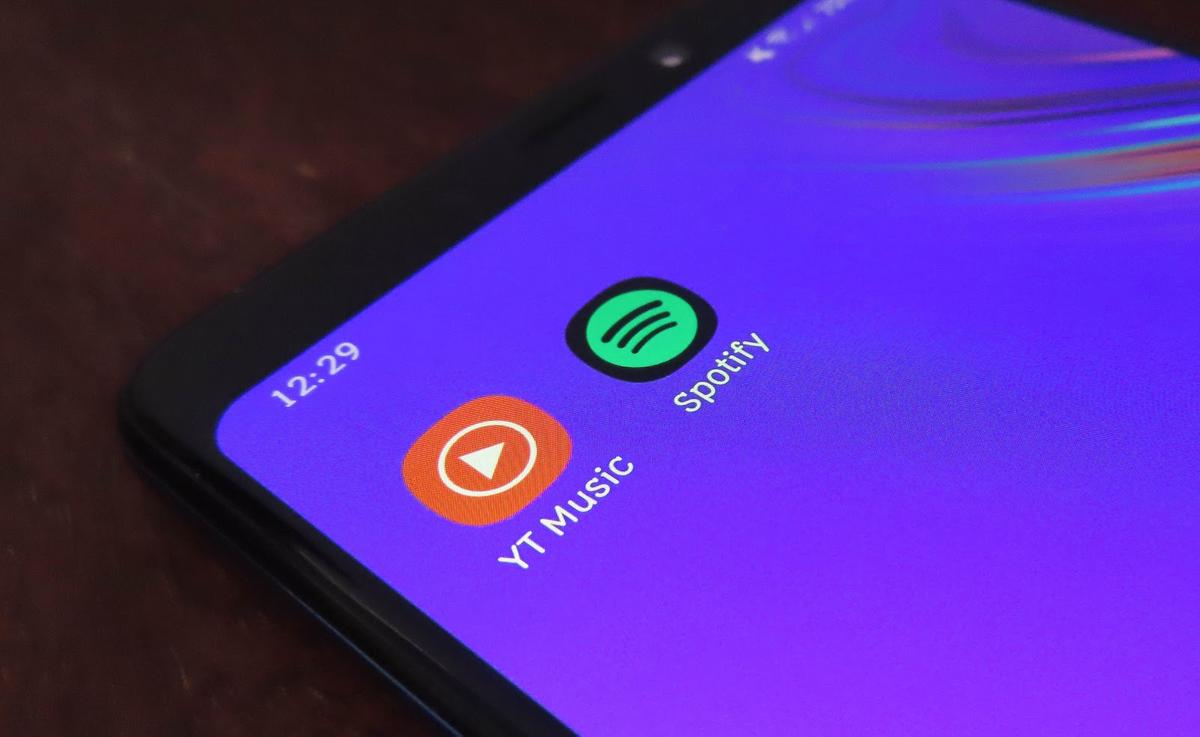 Duelo de titanes en el streaming musical: YouTube Music vs. Spotify. ¿Cuál es mejor? Le contamos