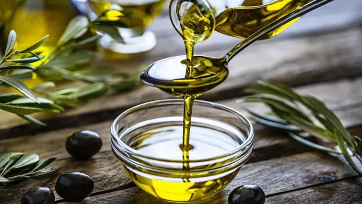 ¿Es mejor el aceite de oliva o el aceite vegetal? Esto dicen los expertos