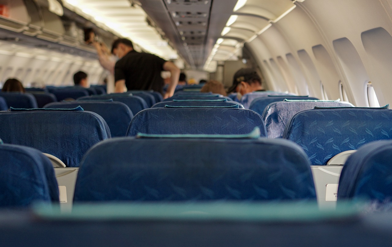 La verdadera razón por la que se pide poner el celular en ‘modo avión’ durante un vuelo