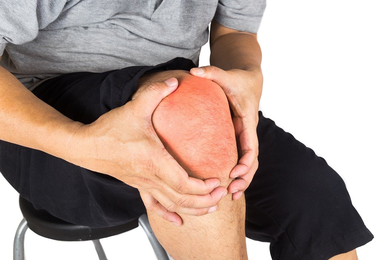 ¡Preste mucha atención! Conozca cuándo es preocupante un dolor de rodilla