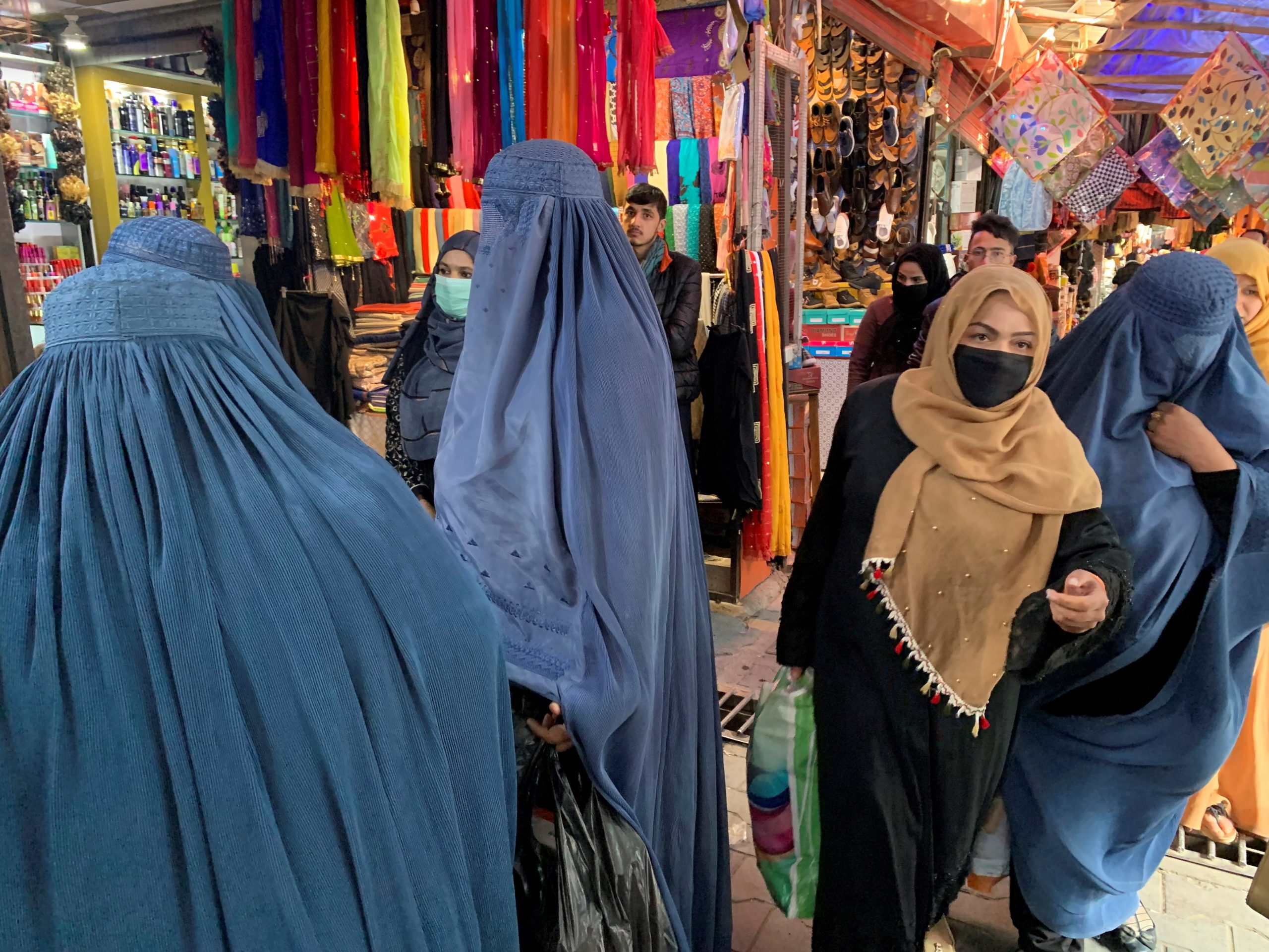 Talibanes prohiben el sonido de la voz de las mujeres en público y ratifican uso obligatorio de velo