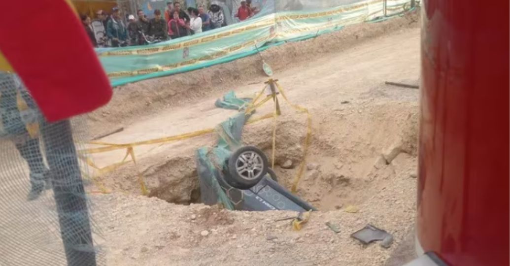¡Insólito! Hueco se "tragó" un carro completo en Bogotá: así ocurrió