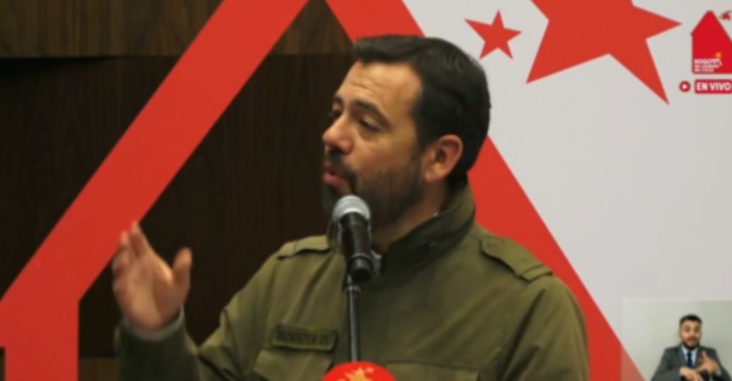 El alcalde Bogotá, Carlos Fernando Galán, cumplió este viernes con el “anuncio importante” que iba a hacerle a la ciudadanía. Por medio de una rueda prensa, dio a conocer que el racionamiento de agua en la capital volverá al esquema con el que inició: nuevamente será diario y no día de por medio como se venía manejando en los últimos meses.  . “La decisión que hemos tomado es volver al esquema de racionamiento todos los días”, anunció el mandatario en rueda de prensa y aclaró que el cambio empezará a aplica