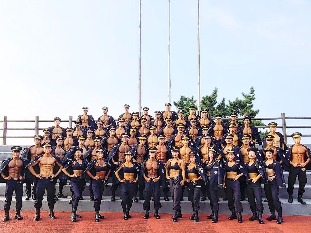 ¡Se robaron todos los suspiros! Policías de Corea del Sur posaron para calendario 'sexy'