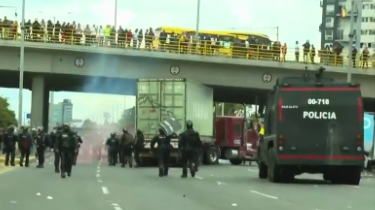 Paro de camioneros en Bogotá: autoridades intervienen para despejar los bloqueos en las vías