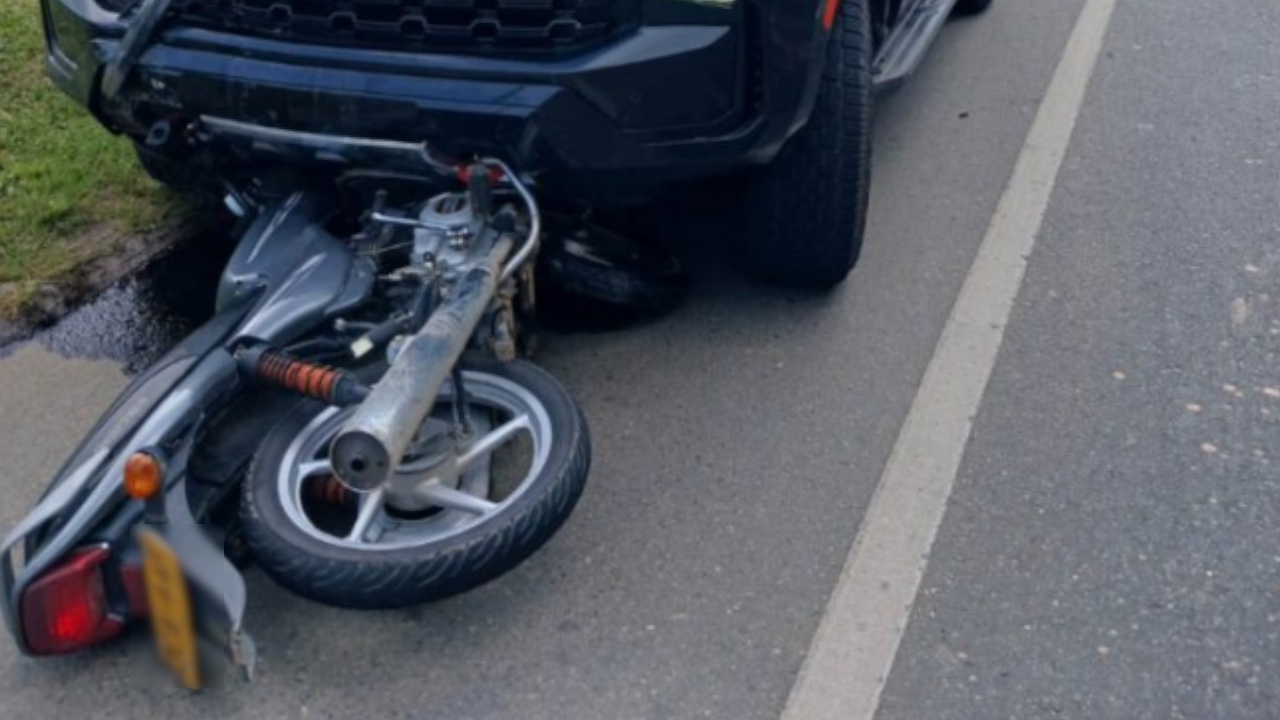 Así fue el momento en el que Alfredo Morelos, de Nacional, atropelló a un motociclista en Antioquia