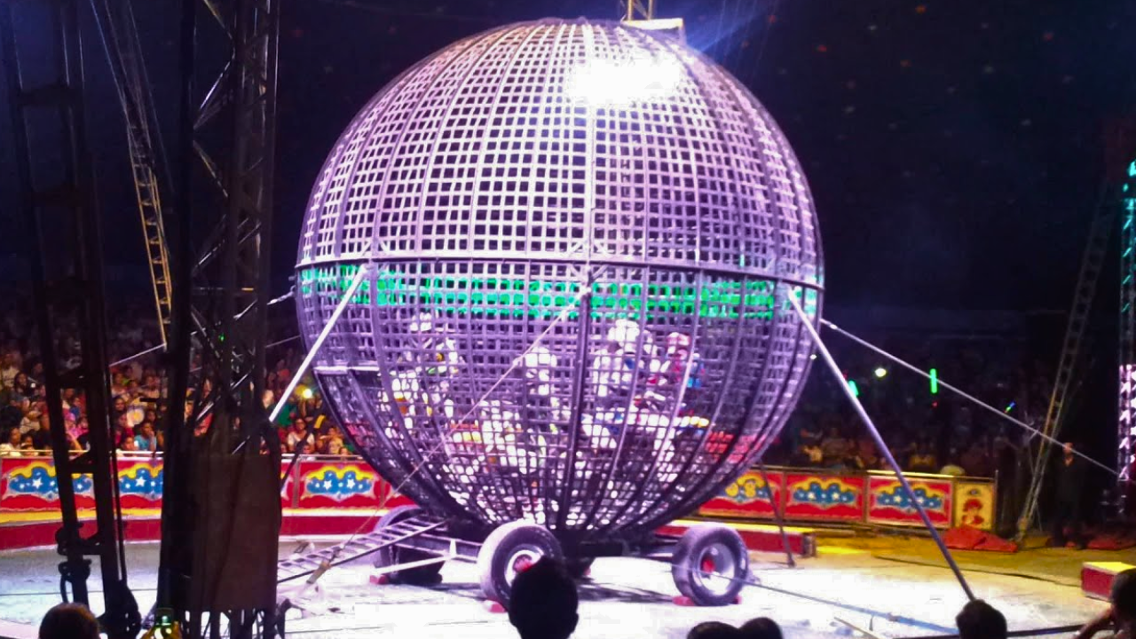 En video| Espectáculo en esfera de la muerte de circo de Los Hermanos Gasca casi termina en tragedia