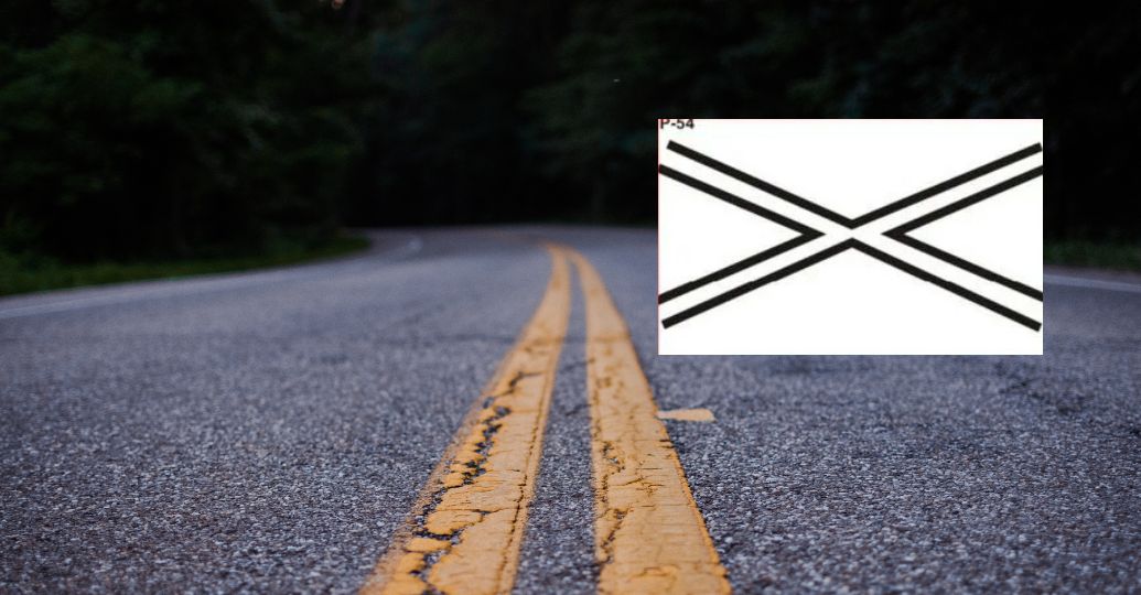 ¿Sabe lo que significa la señal blanca de la equis en carretera?