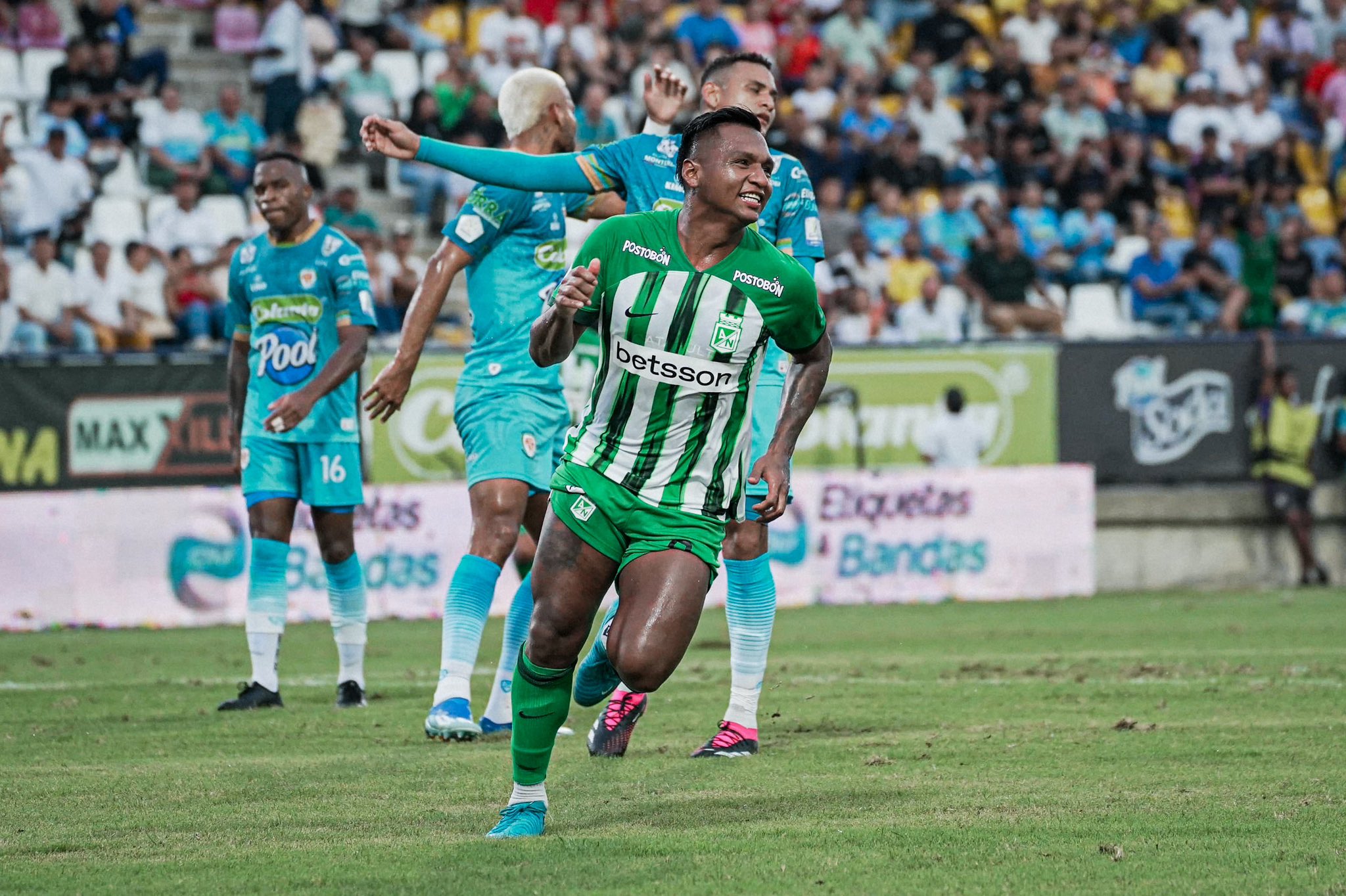 ¡Reprochable! Morelos, delantero de Nacional, causó accidente por manejar ebrio: así quedó su carro