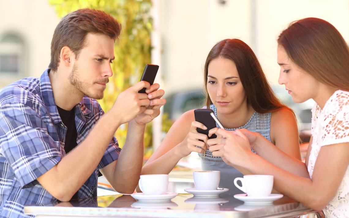 ¿Qué significa mirar el celular mientras se habla con alguien? Así lo explica la psicología