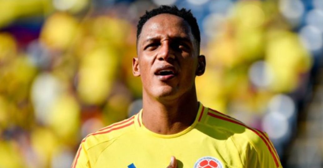 En imágenes: Yerry Mina también le pegó un manotazo a una cámara en Uruguay
