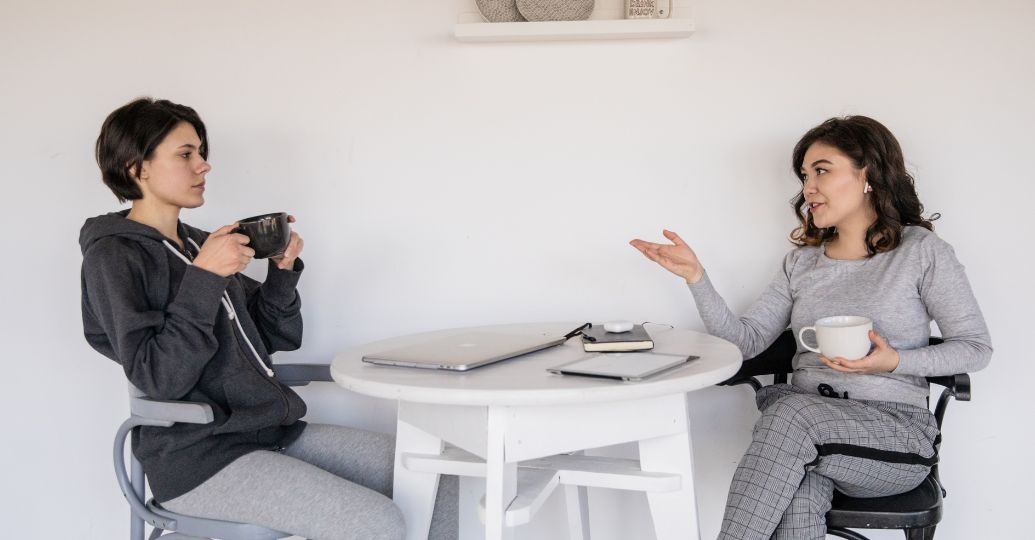 ¿Qué significa cuando una persona interrumpe mucho en una conversación?