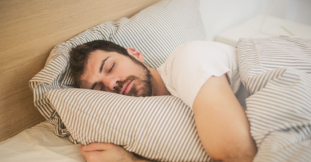 ¿Qué significado tiene dormir abrazando la almohada?