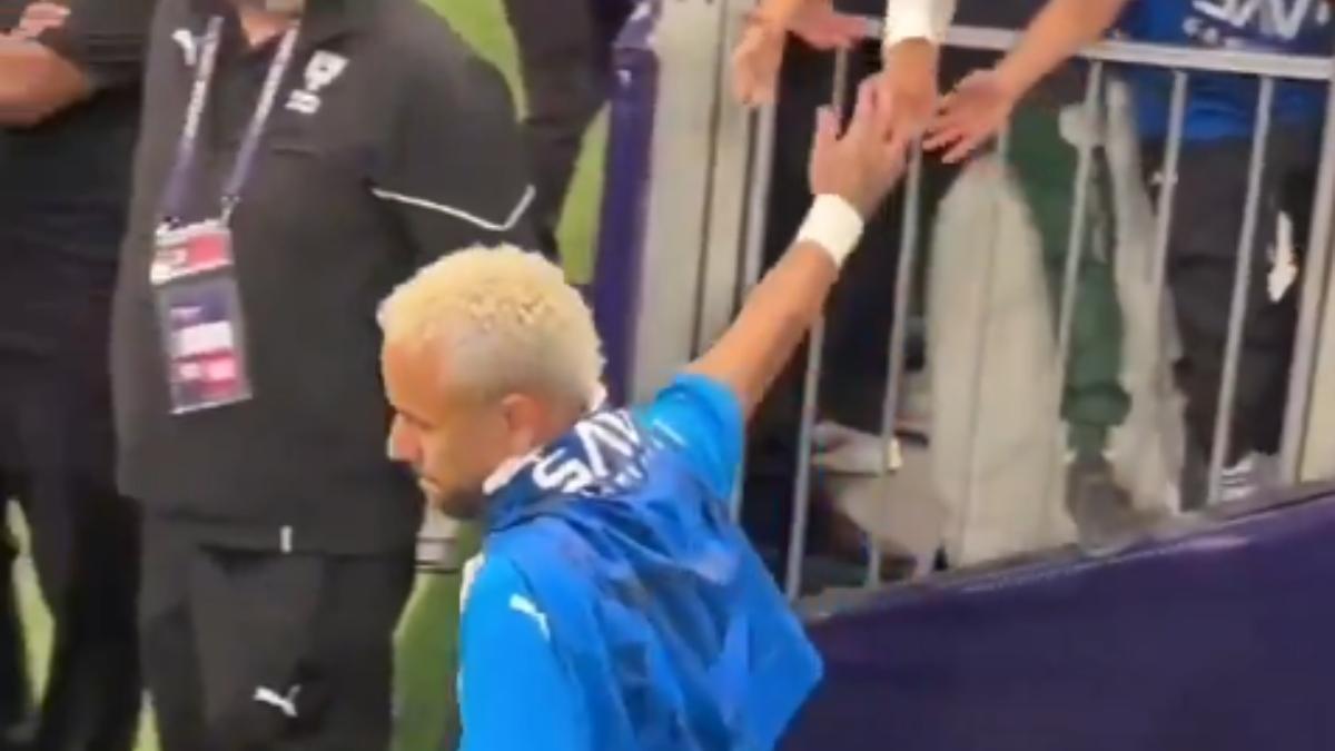 En video | Así fue como fanático le robó un costoso anillo a Neymar: ya lo puso en venta en internet