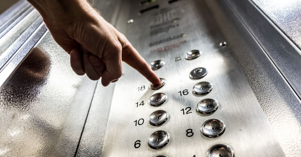 En video: residente de conjunto residencial hizo sus necesidades en pleno ascensor