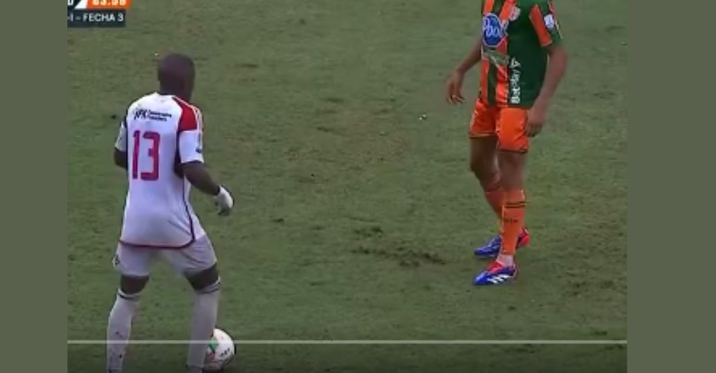 En video: el 'blooper' de un jugador del Medellín que terminó con un rival expulsado y ya es viral