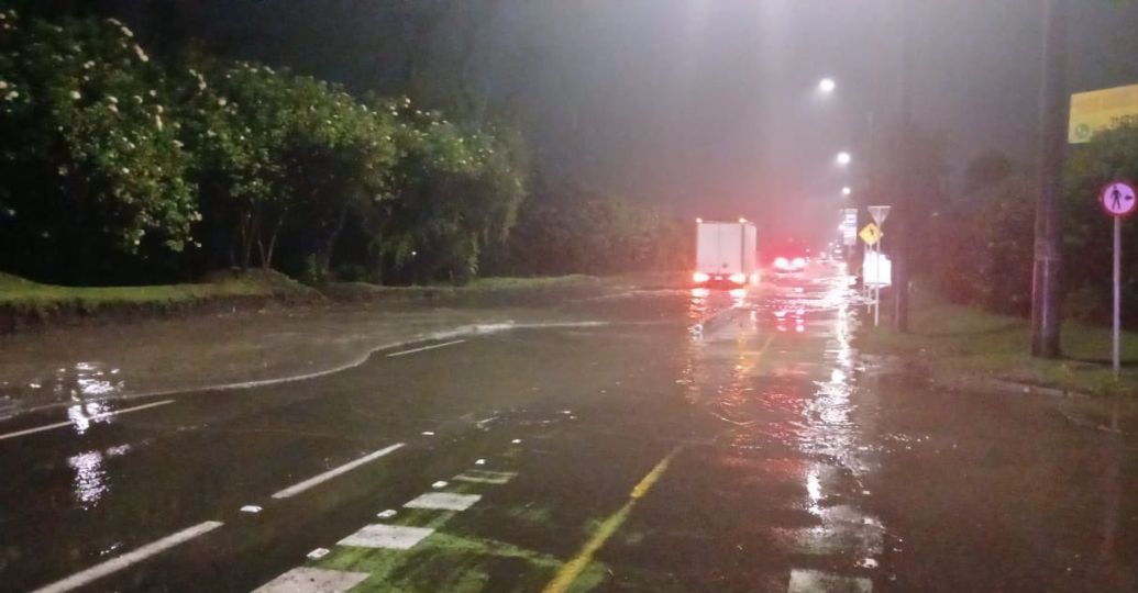 Bogotá amaneció inundada por fuertes lluvias: caos en movilidad 