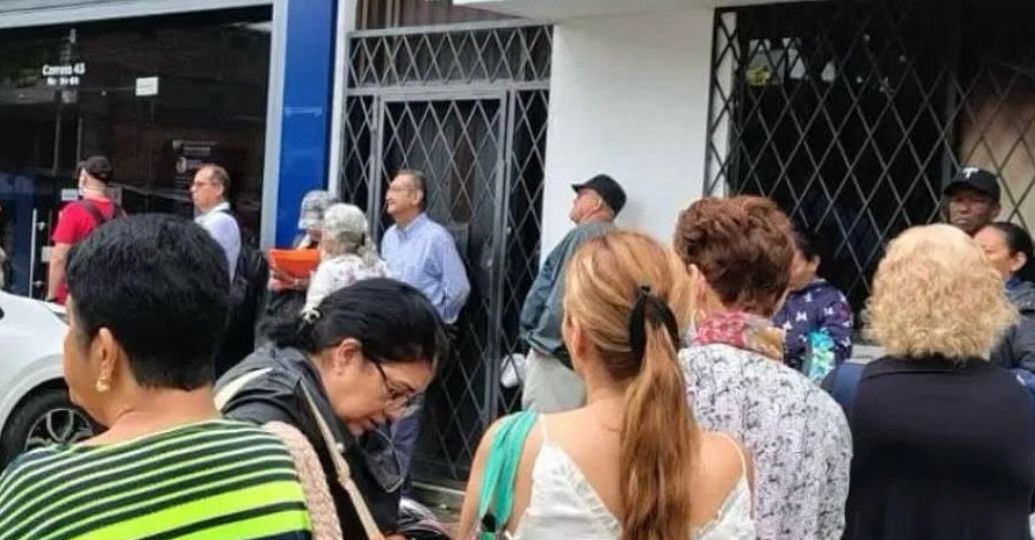 Se agudiza crisis en la salud: usuarios esperan hasta 12 horas para reclamar medicamentos