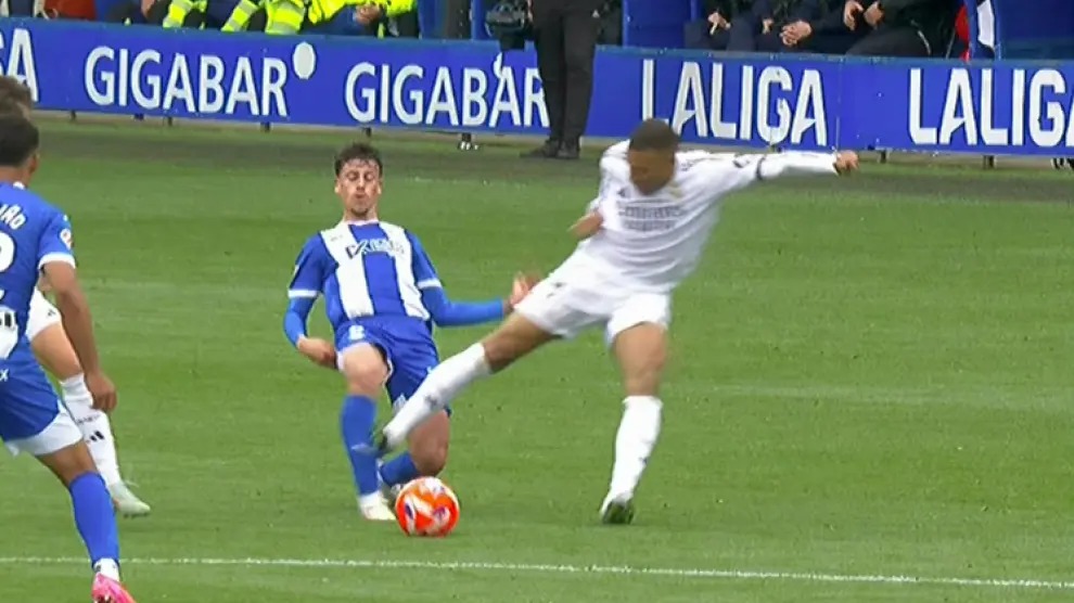 ¡Así no! Mbappé pegó criminal patada y fue expulsado: ni se molestó en reclamar