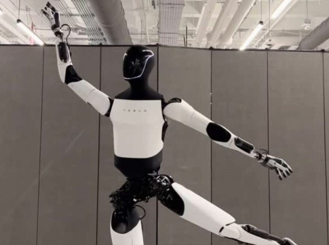 Robot de Tesla sorprende al mundo al bailar de forma casi perfecta a un humano 
